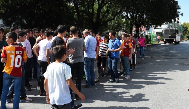 Galatasaray taraftarından Florya'da dev protesto! 10