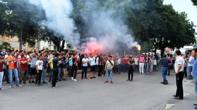 Galatasaray taraftarından Florya'da dev protesto! 11