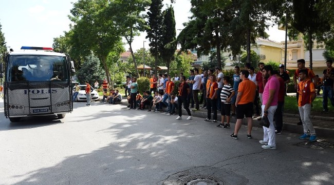 Galatasaray taraftarından Florya'da dev protesto! 12
