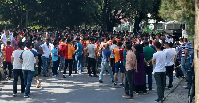 Galatasaray taraftarından Florya'da dev protesto! 16