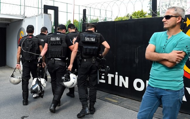 Galatasaray taraftarından Florya'da dev protesto! 18