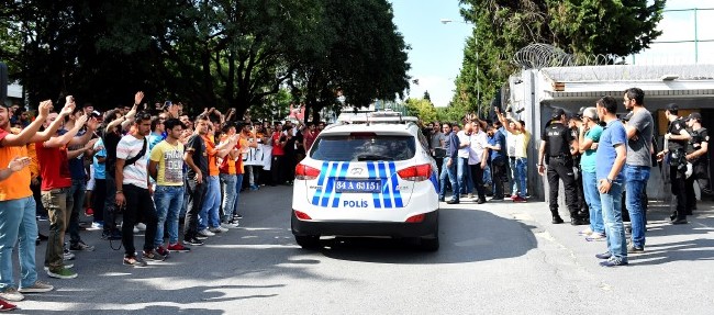 Galatasaray taraftarından Florya'da dev protesto! 21