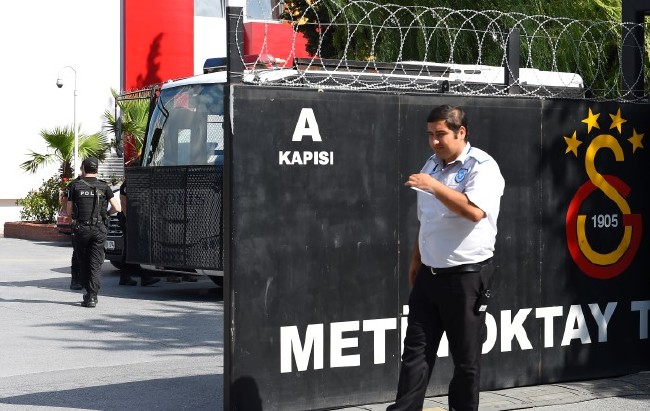 Galatasaray taraftarından Florya'da dev protesto! 22