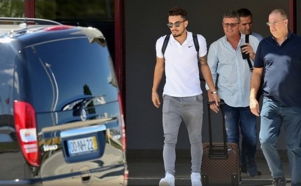 Telles Cimbom'a veda etti, yeni formayı giydi 3