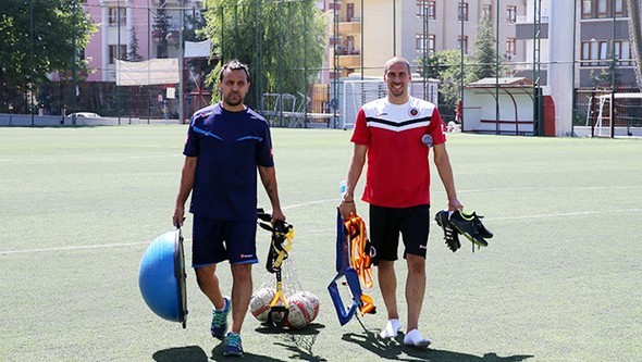 Milyonluk golcüyü halı sahada oynattı! 3