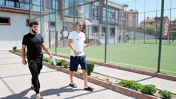 Milyonluk golcüyü halı sahada oynattı! 4