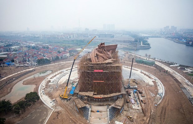 Bin 320 tonluk dev heykel 6