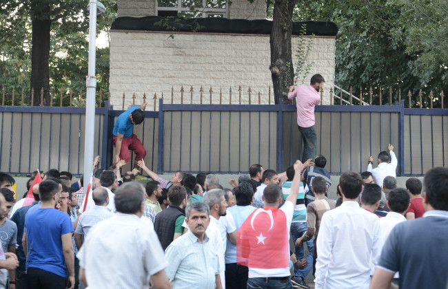 Kırmızı Beyazsa darbeci değil 3