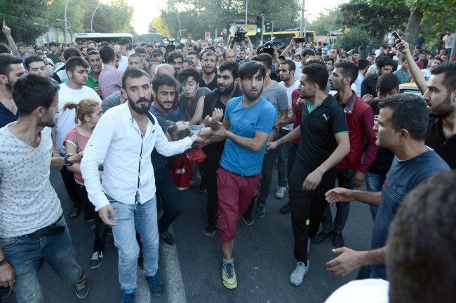 Kırmızı Beyazsa darbeci değil 1