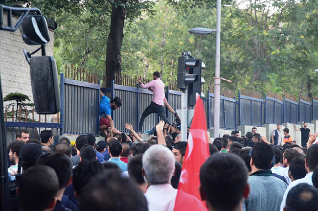 Kırmızı Beyazsa darbeci değil 5