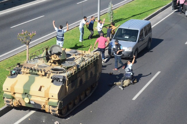 Kırmızı Beyazsa darbeci değil 2