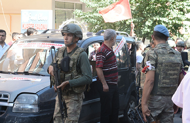 Kırmızı Beyazsa darbeci değil 10