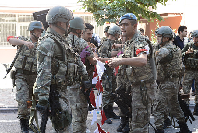 Kırmızı Beyazsa darbeci değil 9