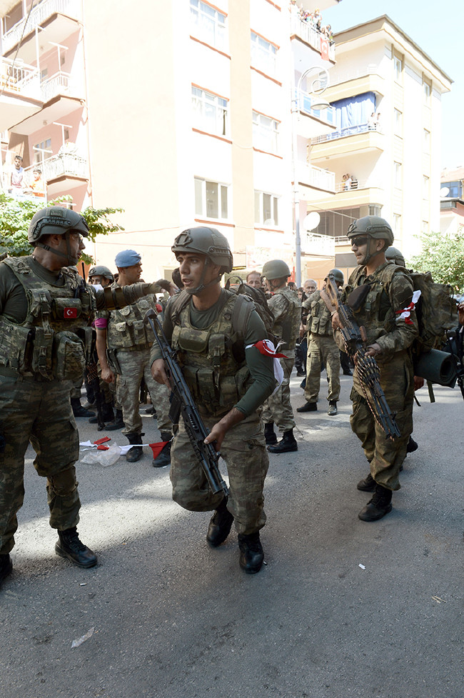 Kırmızı Beyazsa darbeci değil 8