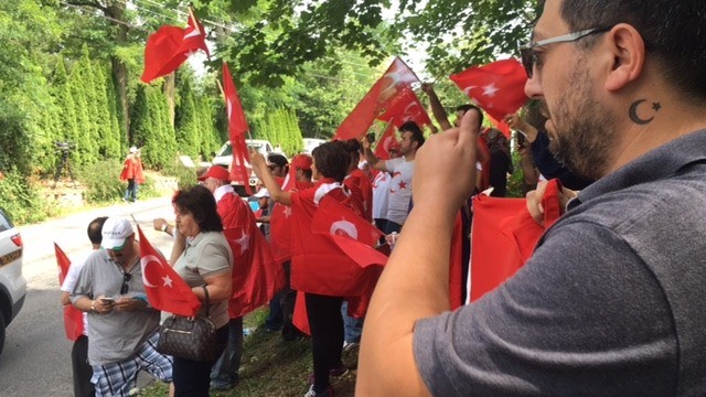 ABD'deki Türkler, FETÖ'nün Pensilvanya'daki evinin önünde 10
