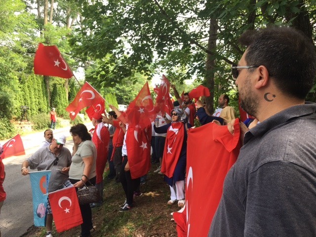 ABD'deki Türkler, FETÖ'nün Pensilvanya'daki evinin önünde 11