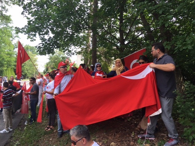ABD'deki Türkler, FETÖ'nün Pensilvanya'daki evinin önünde 12