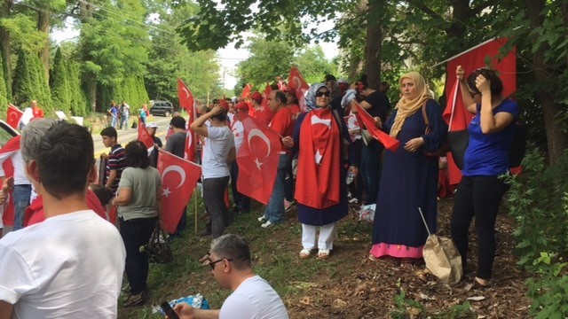 ABD'deki Türkler, FETÖ'nün Pensilvanya'daki evinin önünde 15