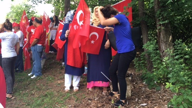 ABD'deki Türkler, FETÖ'nün Pensilvanya'daki evinin önünde 16