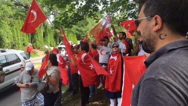 ABD'deki Türkler, FETÖ'nün Pensilvanya'daki evinin önünde 18