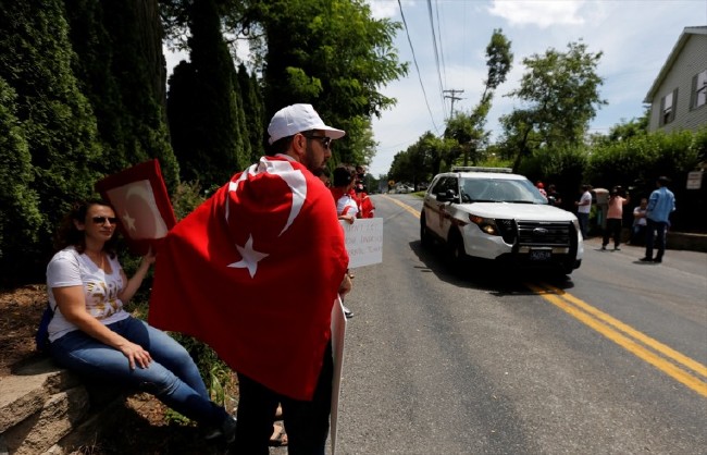 ABD'deki Türkler, FETÖ'nün Pensilvanya'daki evinin önünde 2