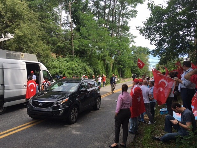 ABD'deki Türkler, FETÖ'nün Pensilvanya'daki evinin önünde 20