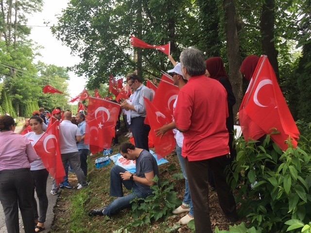 ABD'deki Türkler, FETÖ'nün Pensilvanya'daki evinin önünde 21