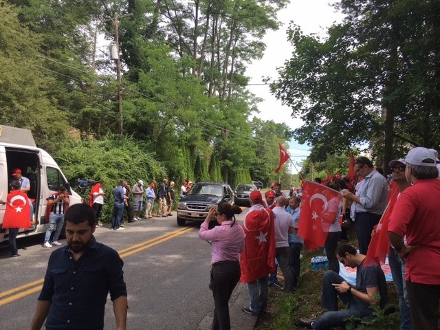 ABD'deki Türkler, FETÖ'nün Pensilvanya'daki evinin önünde 22