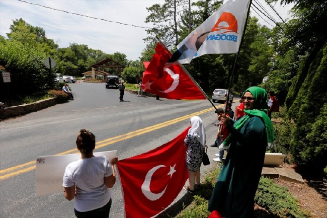 ABD'deki Türkler, FETÖ'nün Pensilvanya'daki evinin önünde 8