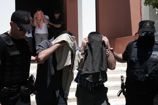 8 darbeci asker Yunanistan'da mahkeme karşısında 8