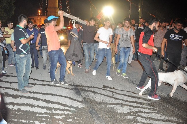 Köpeklere Fethullah Gülen maketini parçalattırdılar 3