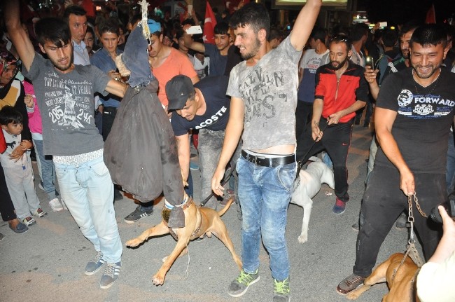 Köpeklere Fethullah Gülen maketini parçalattırdılar 7
