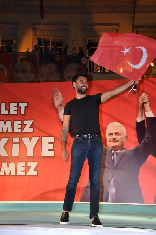 Ünlüler de demokrasi nöbetinde 11
