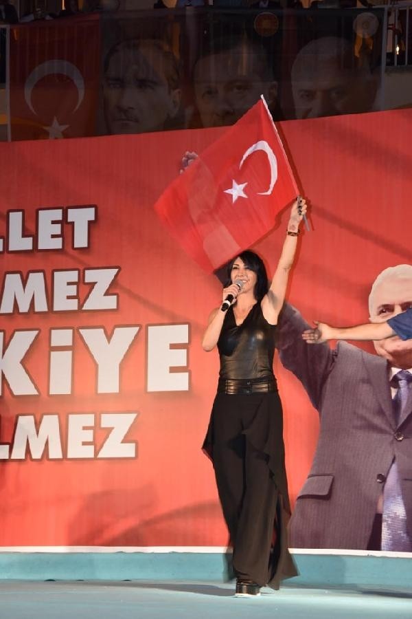 Ünlüler de demokrasi nöbetinde 13