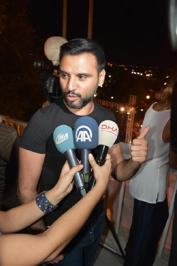 Ünlüler de demokrasi nöbetinde 19