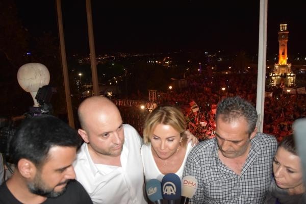 Ünlüler de demokrasi nöbetinde 20