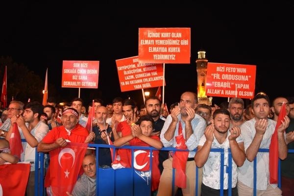 Ünlüler de demokrasi nöbetinde 21