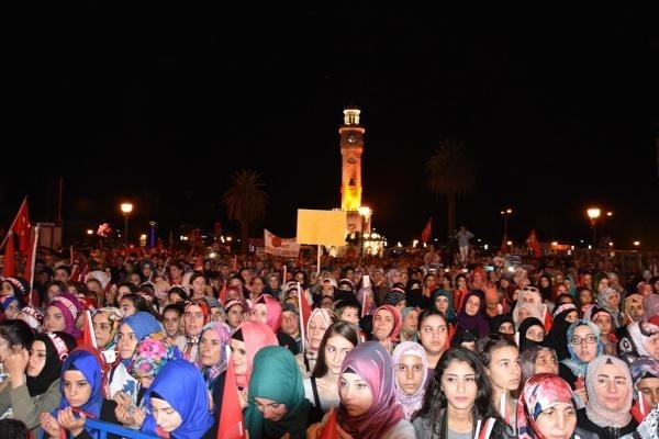 Ünlüler de demokrasi nöbetinde 22