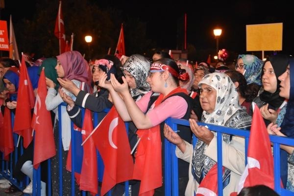 Ünlüler de demokrasi nöbetinde 23