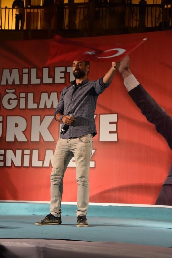 Ünlüler de demokrasi nöbetinde 3