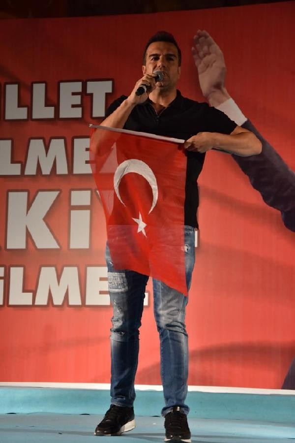 Ünlüler de demokrasi nöbetinde 4