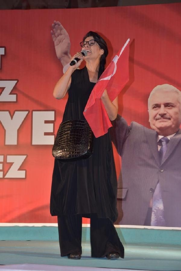 Ünlüler de demokrasi nöbetinde 5