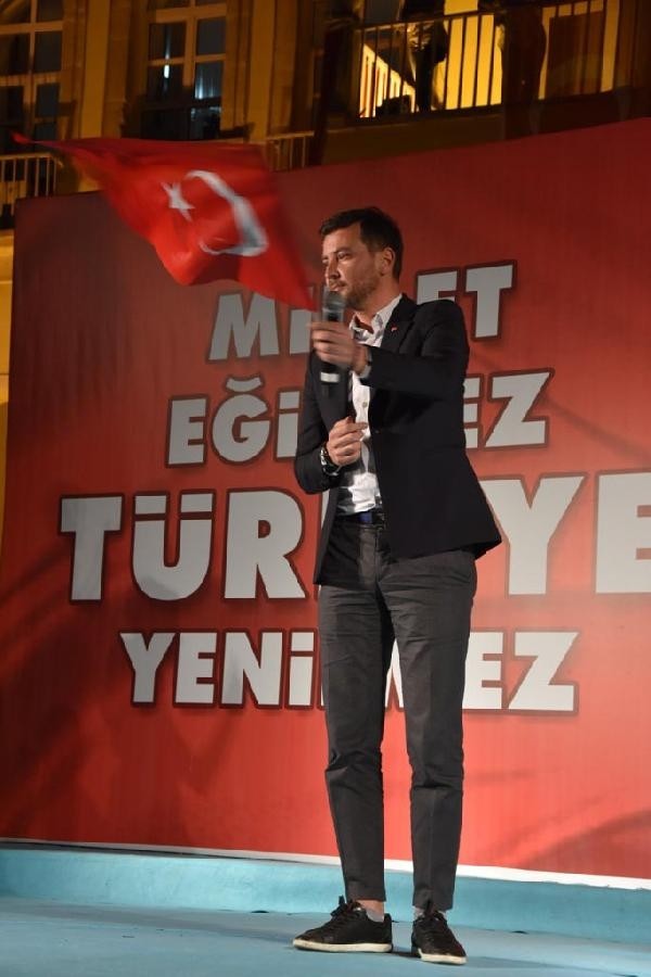 Ünlüler de demokrasi nöbetinde 6