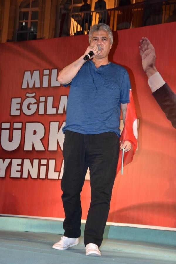 Ünlüler de demokrasi nöbetinde 7