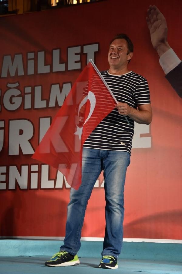 Ünlüler de demokrasi nöbetinde 8