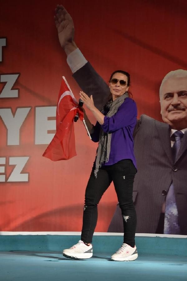 Ünlüler de demokrasi nöbetinde 9