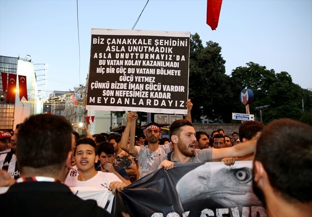 Taraftar grupları darbe girişimine karşı yürüdü 10