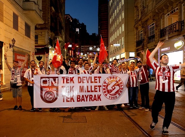 Taraftar grupları darbe girişimine karşı yürüdü 12