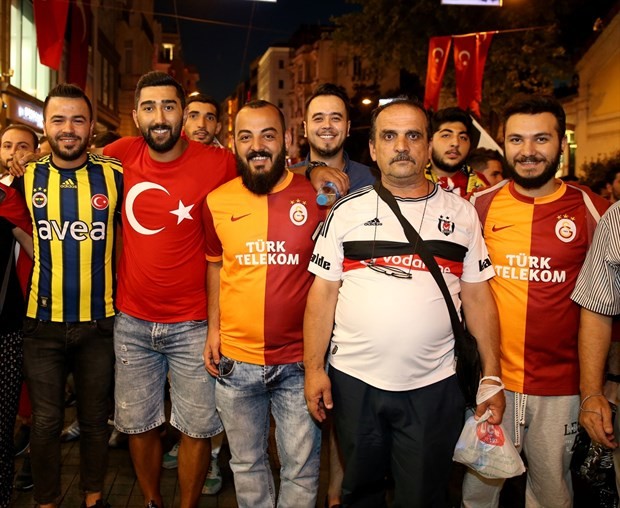 Taraftar grupları darbe girişimine karşı yürüdü 13