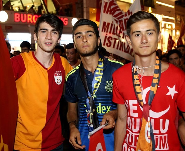 Taraftar grupları darbe girişimine karşı yürüdü 14